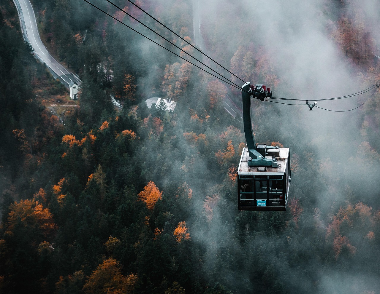 découvrez le plaisir de prendre le téléphérique, un moyen de transport unique qui vous offre une vue spectaculaire sur les paysages environnants. que ce soit en montagne ou en milieu urbain, le téléphérique vous promet une expérience inoubliable alliant aventure et beauté panoramique.